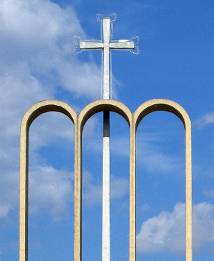 Os três arcos da Catedral, encimados pela Cruz armênia