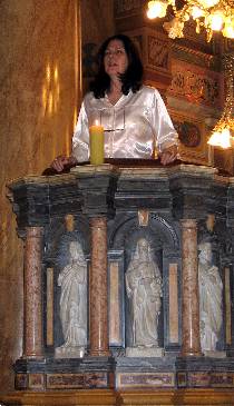 Esther Góes no púlpito - ensaio no Sagrado Coração de Jesus