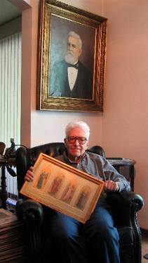 Dr. Manoel Antonio Vicente de Azevedo Franceschini, filho caçula do maestro Furio; ao fundo um quadro de seu trisavô