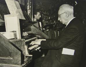 Furio Franceschini ao órgão na inauguração da Catedral da Sé