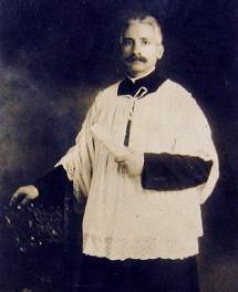 Furio Franceschini como cantor da Capela Sistina, ano santo de 1925, sob regência de seu amigo Lorenzo Perosi, que dem ganhou uma batuta