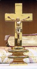 crucifixo sobre o altar