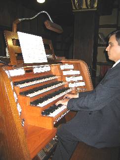 Ricardo Pistori ao órgão Walker - ensaio aberto no Mosteiro de São Bento