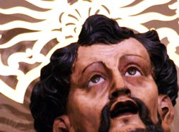 Paróquia São Francisco de Assis: detalhe da imagem no altar-mor