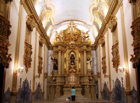 Paróquia São Francisco de Assis: altar-mor - São Francisco, ladeado por Santo Antônio de Pádua e São Domingos