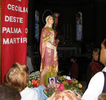 Imagem de Santa Cecília e fiéis, missa festiva - 2004